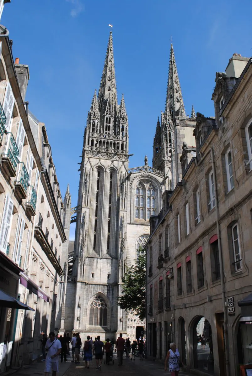 En torno a la catedral hay calles donde pasear y saborear Quimper.