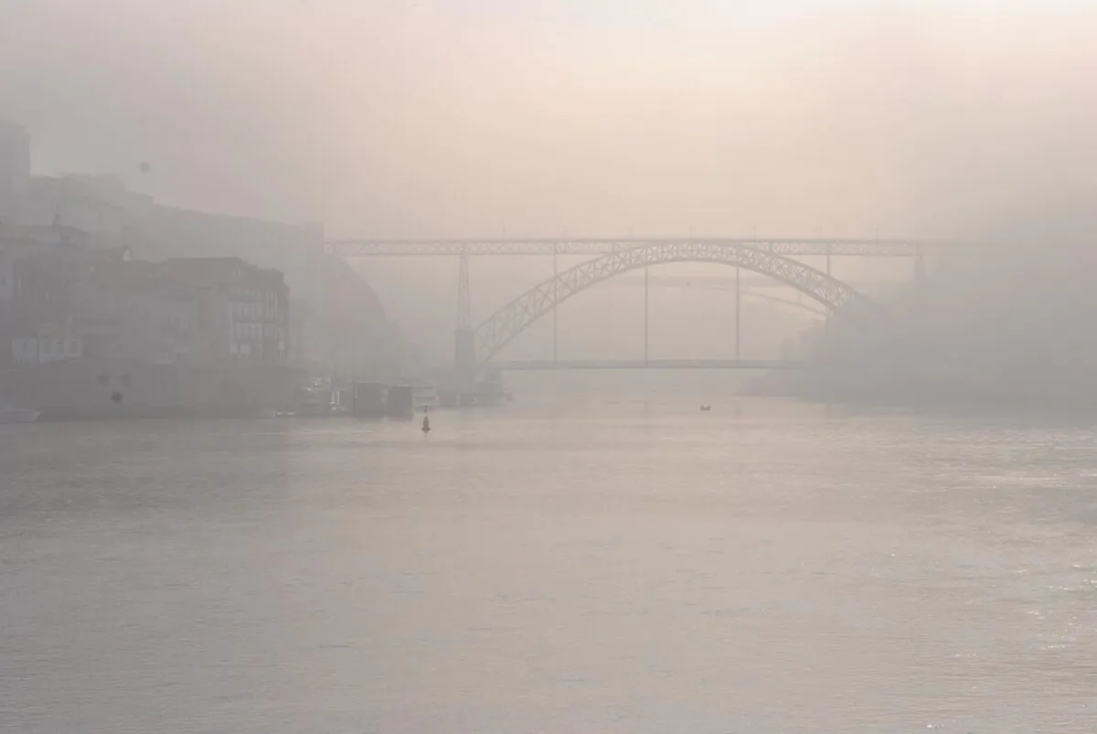 El puente de Luis I entre la niebla del Duero por la mañana. Paseo entre el área de autocaravanas y Gaia. Foto Céltica