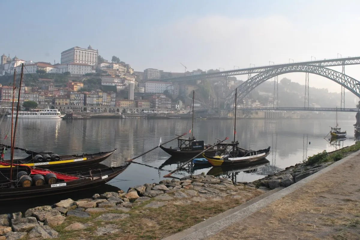 Esto es lo que me viene a la cabeza de Oporto. El Duero, las edificaciones abigarradas en la orilla y el puente de Luis I. Foto Céltica