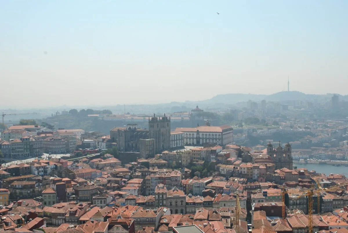 Al fondo está la Catedral (Sé) de Oporto. En esa colina está el asentamiento original llamado Cale según algunos investigadores. La foto está hecha desde la Torre de los Clérigos.