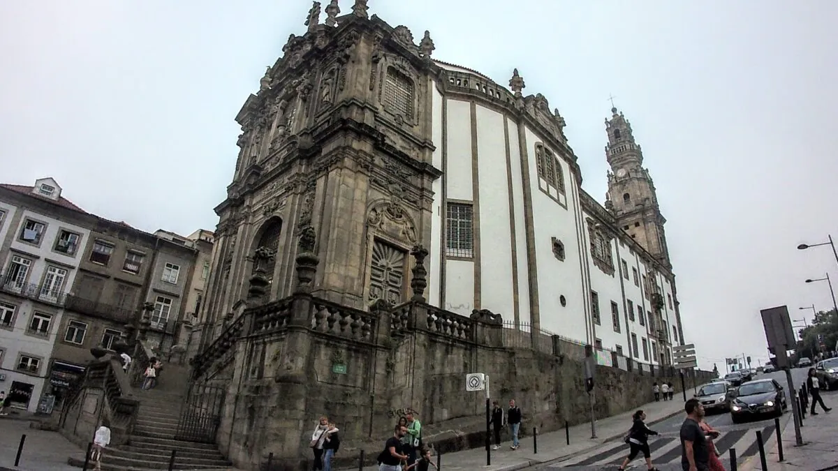 La iglesia de la torre de los clérigos. La torre al fondo. En los alrededores hay mil tiendas de recuerdos por si te apetece comprar algo. Foto Céltica