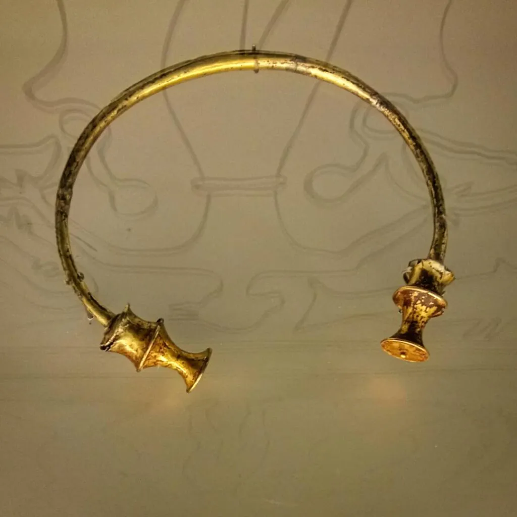 Torques de doble escocia. Área norte astur-galaico. Museo Arqueológico de Asturias