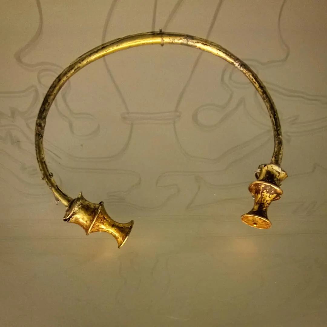 Torques de doble escocia del museo Arqueológico de Asturias. Foto propia