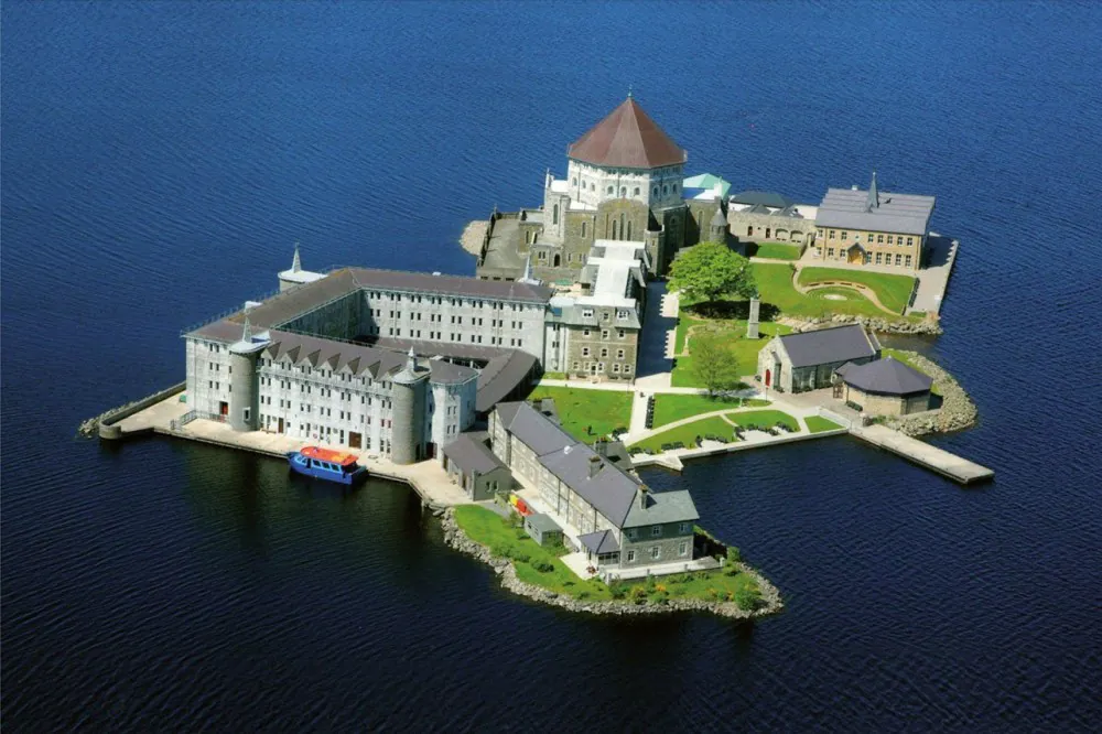 La imagen tiene un atributo ALT vacío; su nombre de archivo es Lough-Derg.jpgPurgatorio de San Patricio en la actualidad. Station Island. Foto Diócesis de Derry