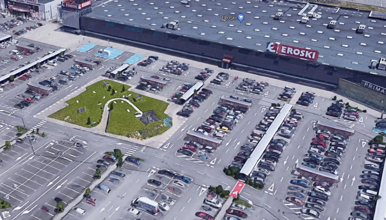Ubicación del túmulo (zona verde) donde está la reproducción de las tumba. Se ve su situación respecto a dos centros comerciales conocidos, en el complejo de Parque Principado en Siero, Asturias. Imagen de Google Maps