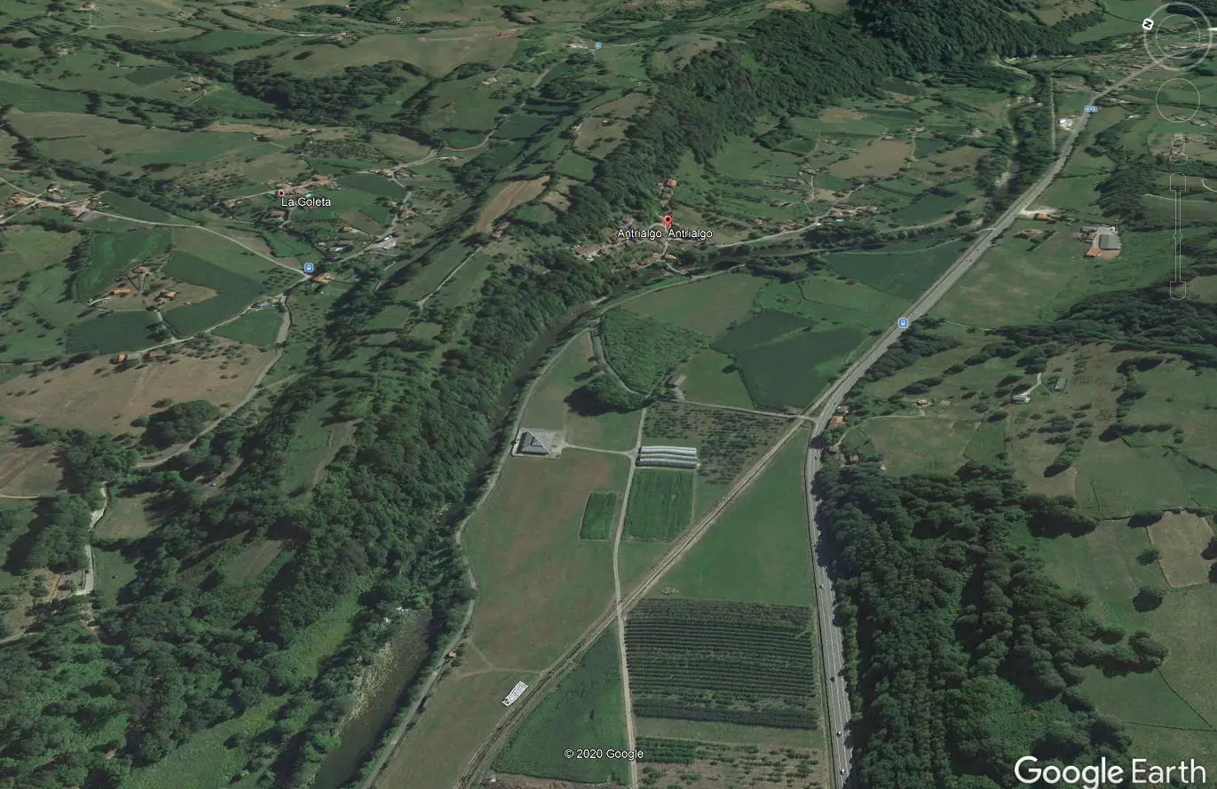 Vista de Google Earth del promontorio del castro sobre el valle fluvial del Piloña