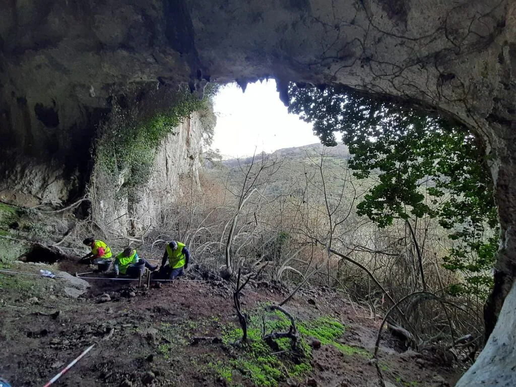 Excavaciones en la cueva de Godulfo en Berció