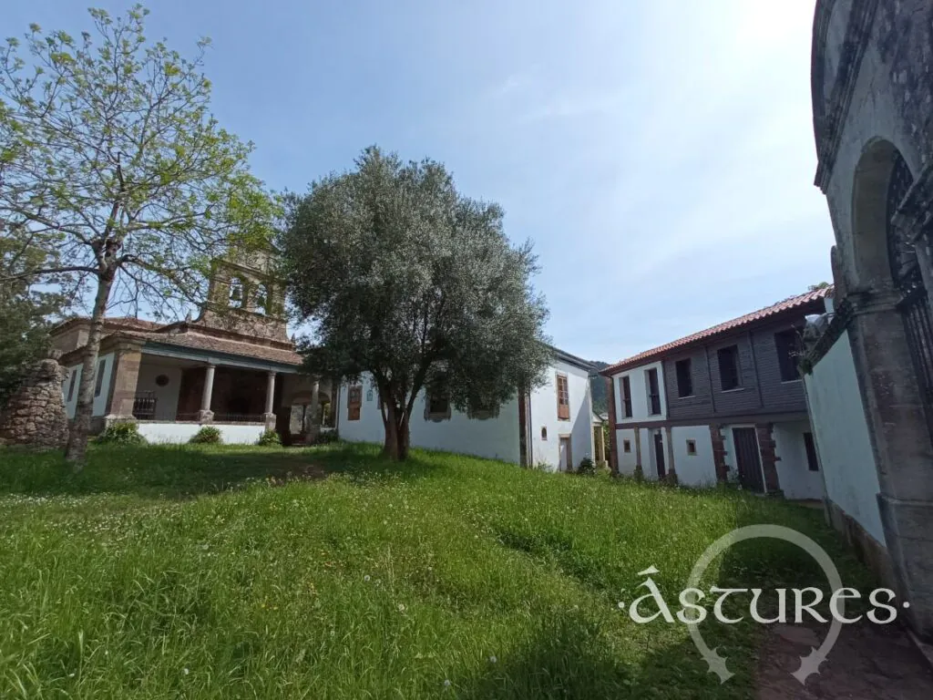 Santa María de Lugás, Santuario sobre un viejo castro Luggon de la ría de Villaviciosa