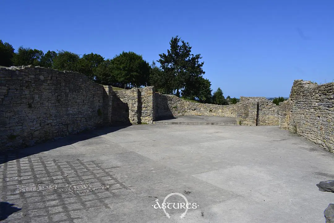 Edificio de planta basilical, triclinium en el plano, que posteriormente se usó como templo cristiano dedicado a San Pedro. Villa de Veranes.