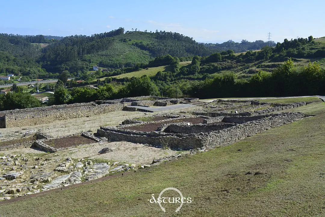 Vista parcial de la villa de Veranes desde el norte. En primer plano cocina y horno.