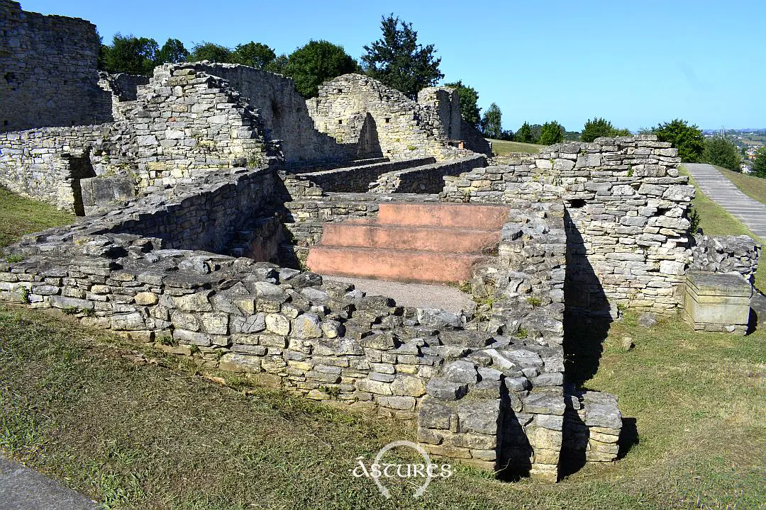 El complejo termal. En primer plano una pequeña piscina con sus escaleras de acceso a la que se llegaba desde el caldarium o sala calefactada.