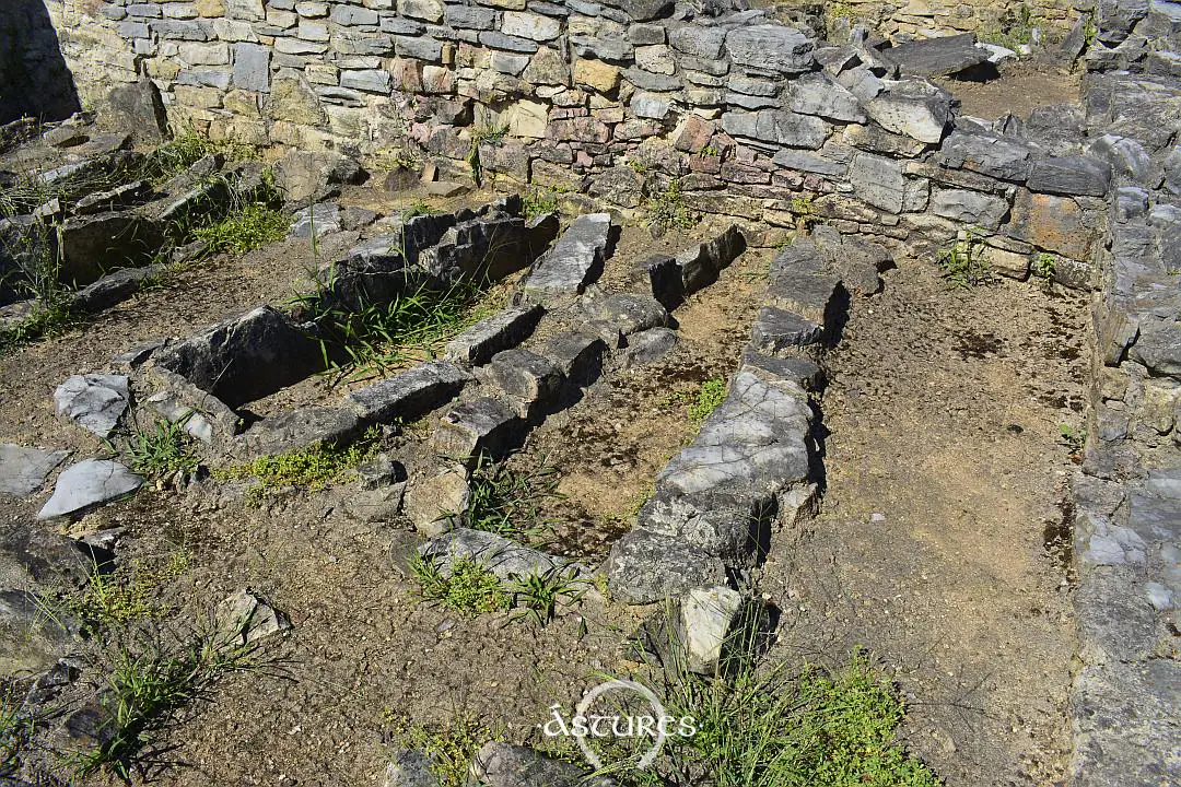 Reaprovechamiento de uno de los cubículos para acoger tumbas de época medieval.