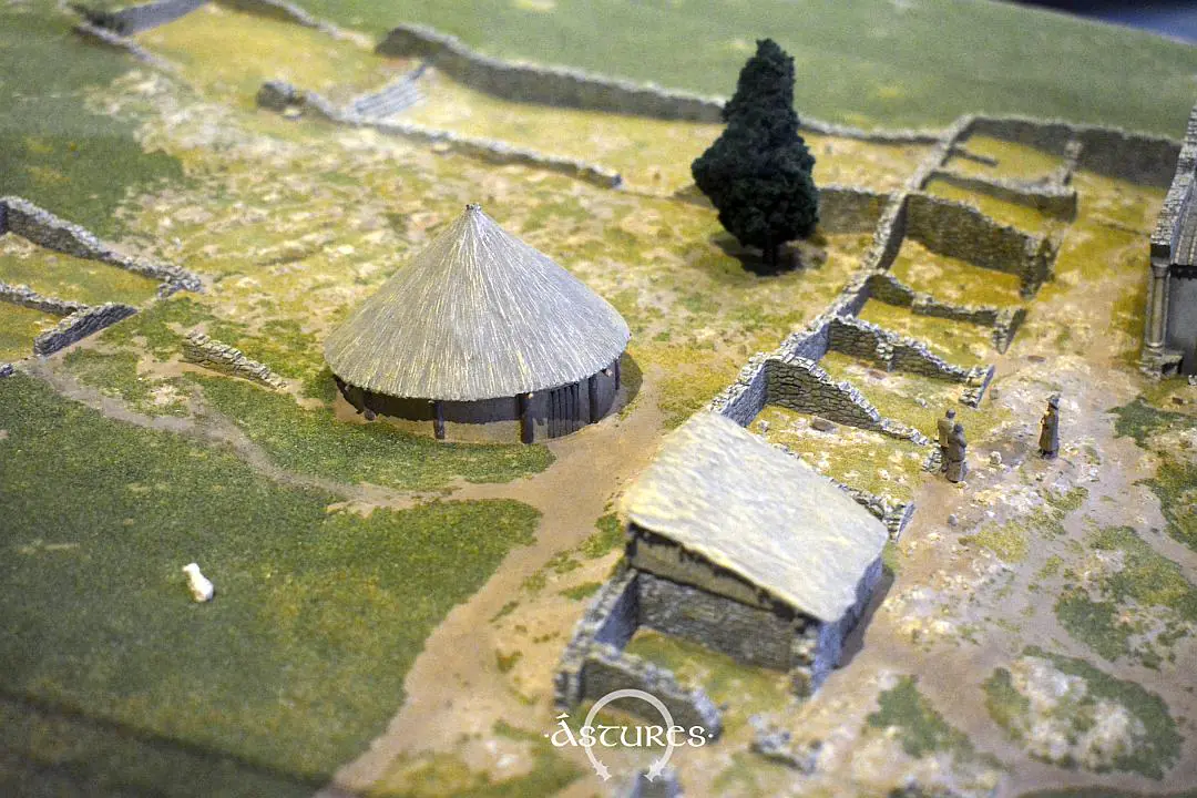 Maqueta de la fase tardoantigua de la villa de Veranes. Interesante la edificación de paredes curvas que sigue la tradición constructiva indígena astur y que pervive hasta periodos muy tardíos. La tónica es la reutilización de los materiales como esta cabaña cuadrangular edificada sobre uno de los cubículos.