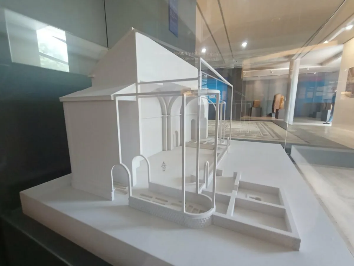 Maqueta de la planta y sección del alzado de la iglesia. Museo de León