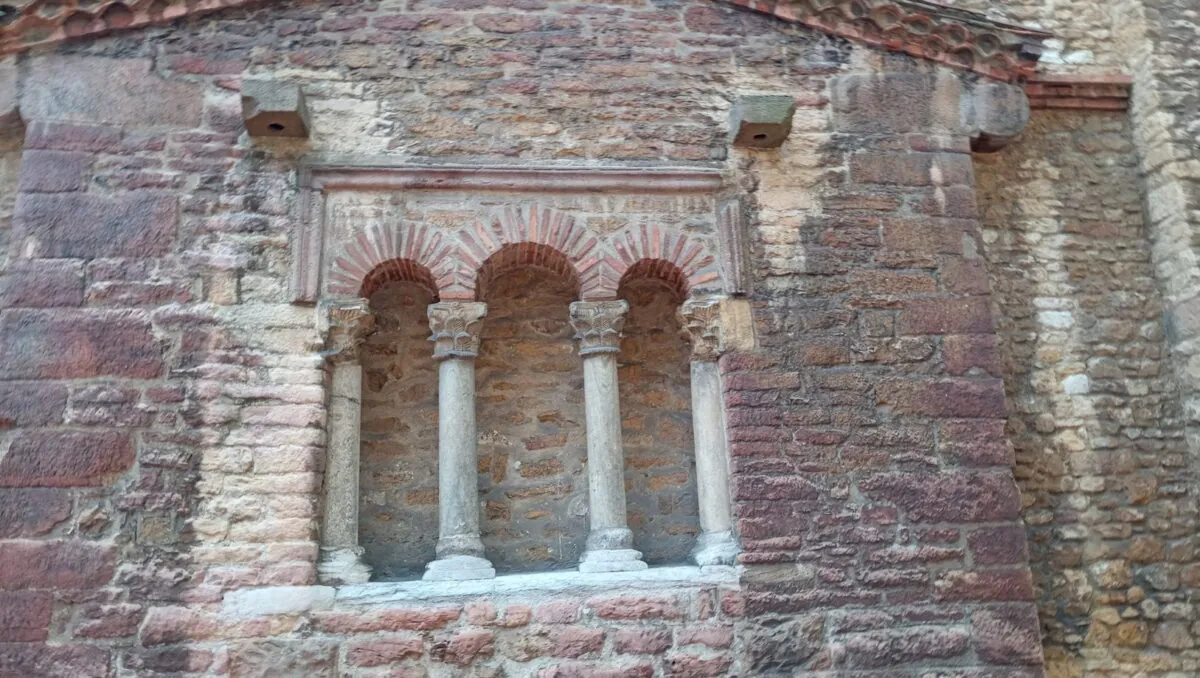 Ventana de San Tirso. Oviedo. Aunque es del Prerrománico, las dos columnas laterales son de época romana reaprovechadas.