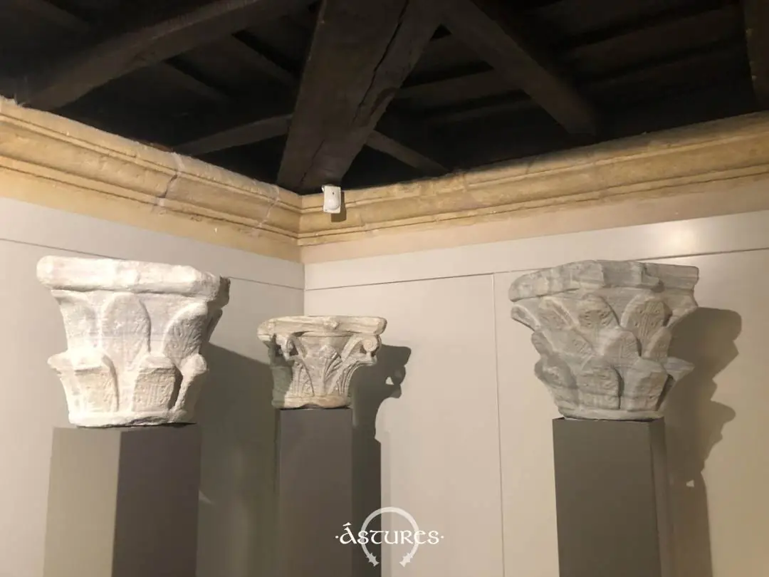 Capiteles procedentes de la Rúa, descubiertos durante la ampliación del Museo de Bellas Artes. Museo Arqueológico de Asturias.