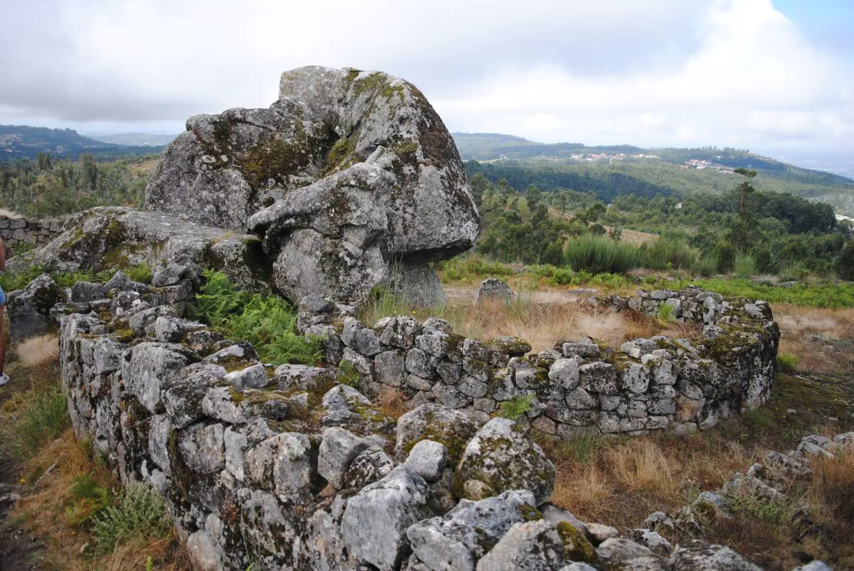 Cabaña con una enorme roca de granito formando parte de la pared en Sanfins.