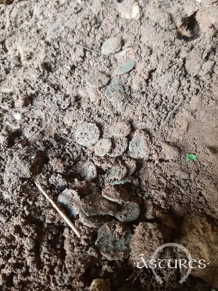 Momento del descubrimiento de algunas piezas en Berció.  
