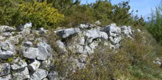 Cerca de caliza que rodea la cumbre de Picu Llanza. Conocida también como Corona de Hierro