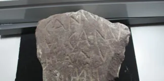 Estela de Camulo Vigano, aparecida en San Félix, Siero. Procedente de la necrópolis de Paredes. Foto Consejería de Cultura del Principado de Asturias