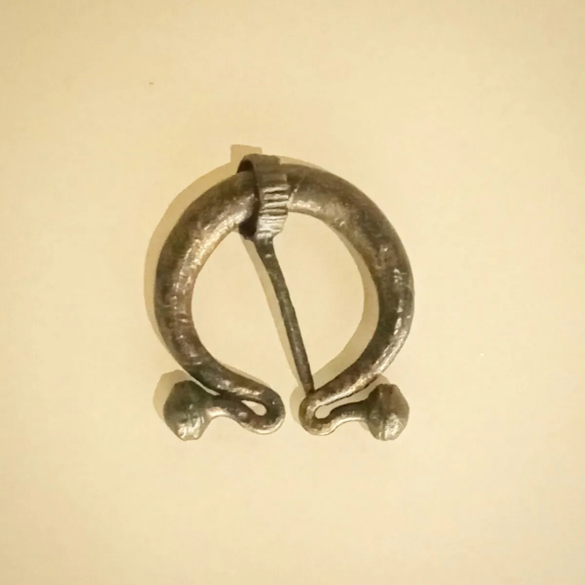 Fíbula omega de las Murias de Paraxuga. Museo Arqueológico de Asturias