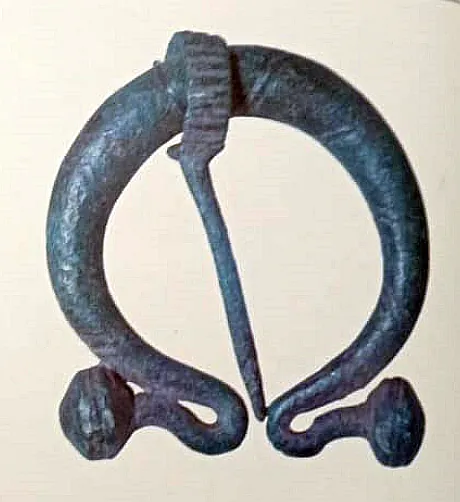La fíbula de las Murias de Paraxuga en El Libro de Oviedo. Foto J. Manuel González