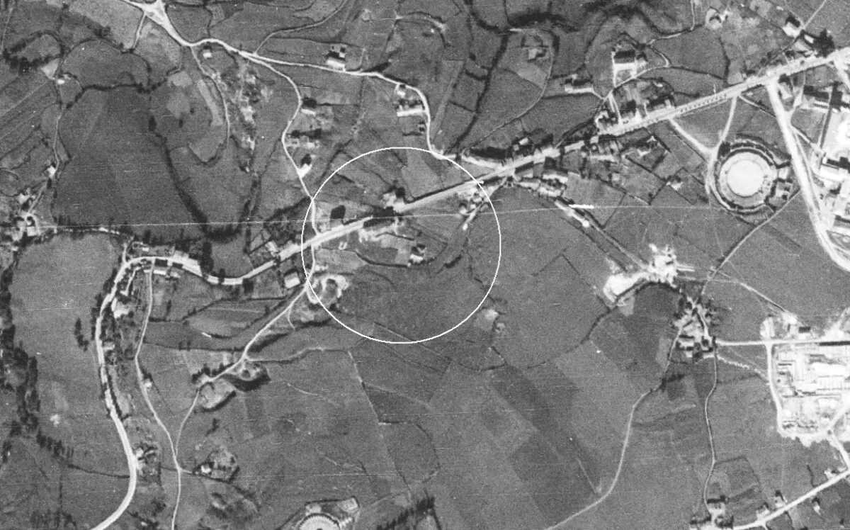La zona donde estaba la villa romana de Murias de Paraxuga. 1945. La calle Fuertes Acevedo era la carretera de Galicia. A la derecha se ve la plaza de Toros. Fuente IGN. Vuelo americano A