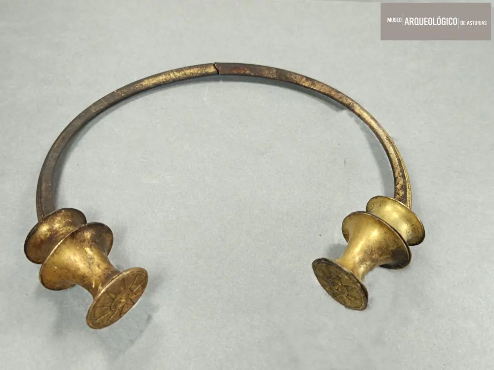 Torques de Cavandi. Descubierto en seis fragmentos por un equipo de arqueólogos en una intervención de emergencia en la zona donde se había producido el primer hallazgo. Foto Museo Arqueológico de Asturias