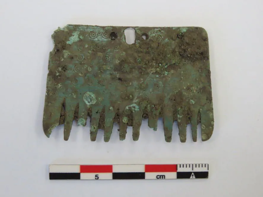 Peineta de Bronce. Excavaciones de la Campa Torres, 2023. Fotografía: Museos Arqueológicos de Gijón/Xixón