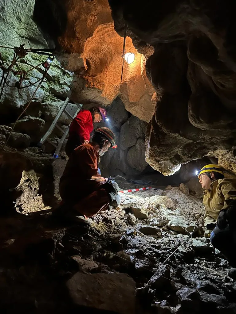 Intervención en la Sima de La Cerrosa-Lagaña. Suarías, Peñamellera Baja. Asturias. Foto. Janelle Worthington Cardenas