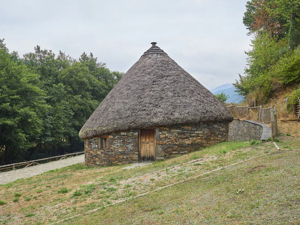 Pallozas en Ibias. Foto centro de interpretación de la palloza.