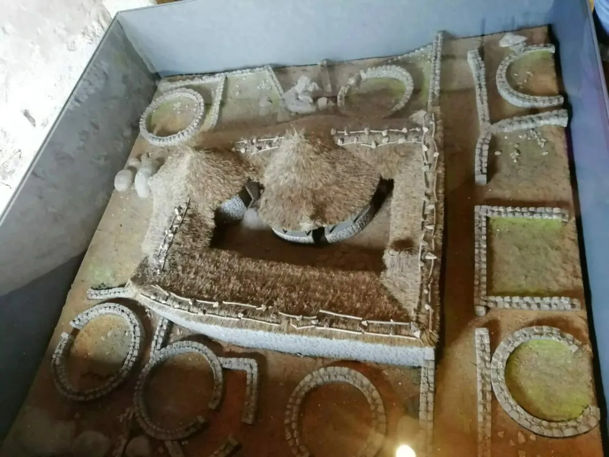Maqueta de una vivienda de una familia adinerada de época romana en la parte alta de Sanfins, Portugal.