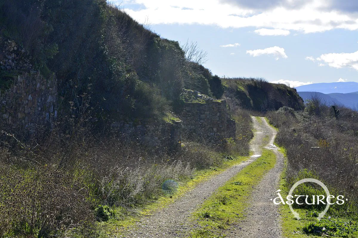 Camino en torno a las murallas de Castro Ventosa. 