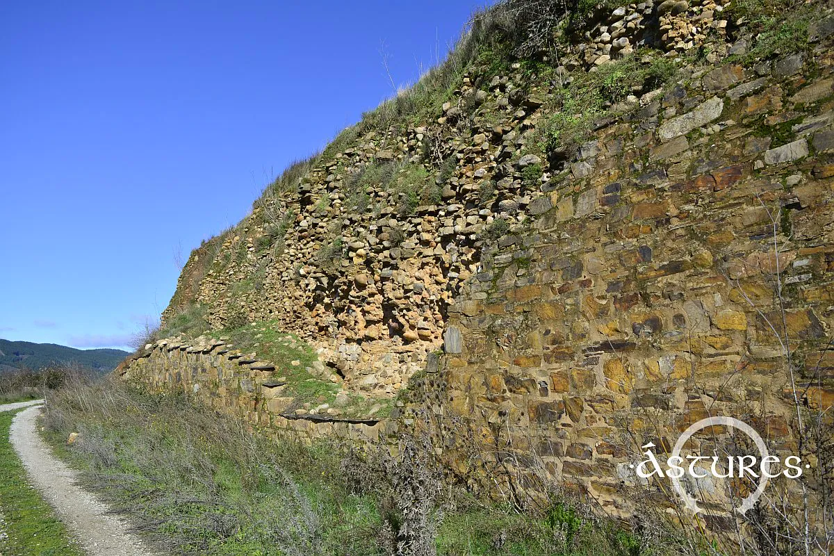 Parte de la muralla que se ha caído y que muestra el relleno interior de cantos de río y tierra de la misma. Castro Ventosa