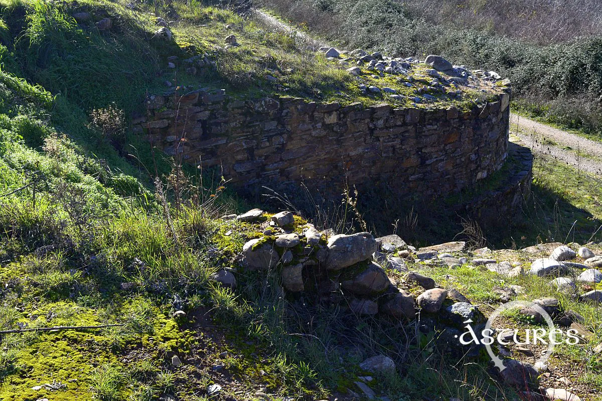 Puerta de Castro Ventosa. Uno de los bastiones defensivos.