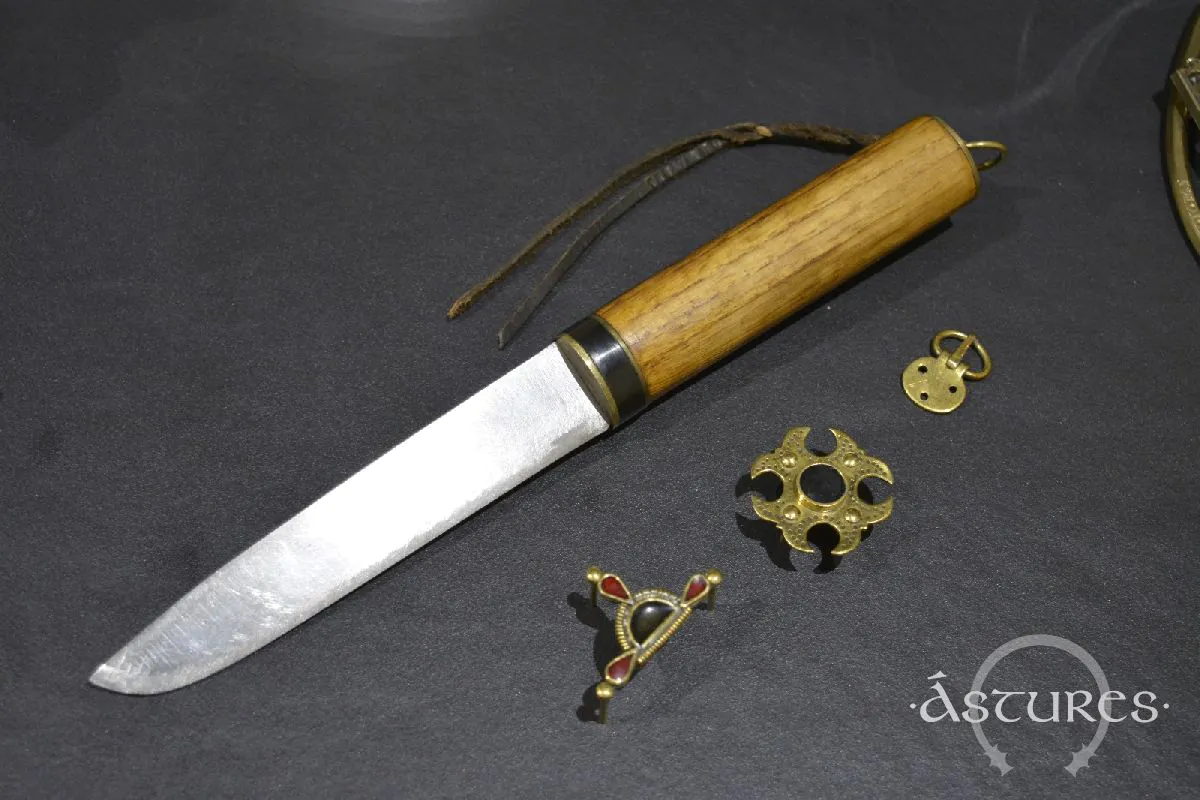 Recreación del cuchillo y otros objetos de la necrópolis de Argandenes- CpLeathergoods