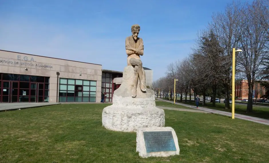 Aspecto actual de la escultura con la nueva base. Foto Unileón