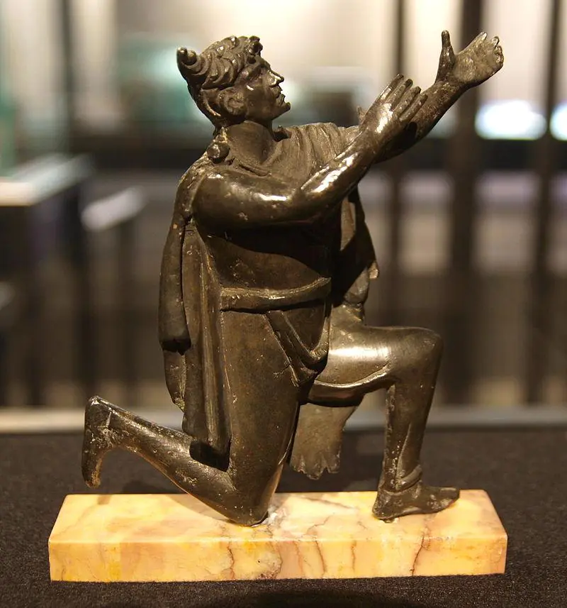 Bronce romano representando a un germano con el nudo suevo. Biblioteca Nacional de París. Foto CC