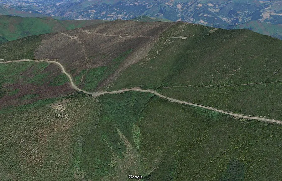 Vista aérea del Homón de Faro. 2023. Google Earth. Aún se percibe la posición del torre y las defensas en la ladera opuesta.