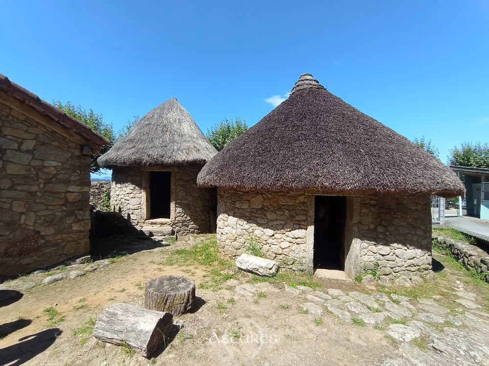 Castro de Vigo. Casas castreñas recreadas.