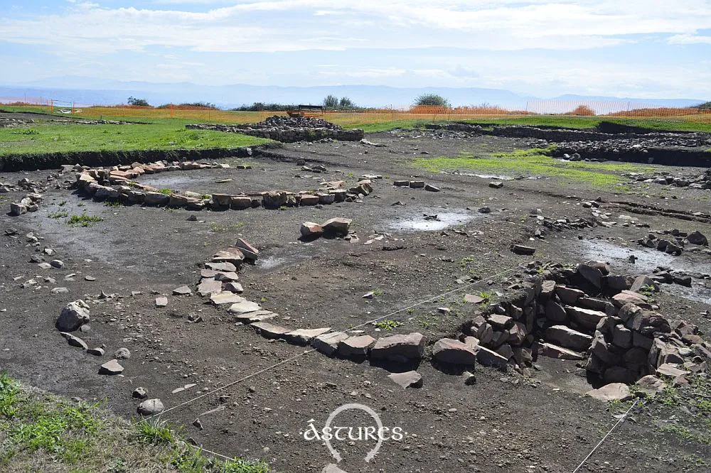 Cabañas circulares y aljibe. Campa Torres 2023