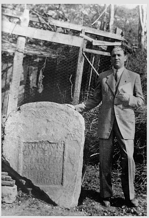 Jose Manuel González con la estela de Valduno. Foto La Piedriqiuna
