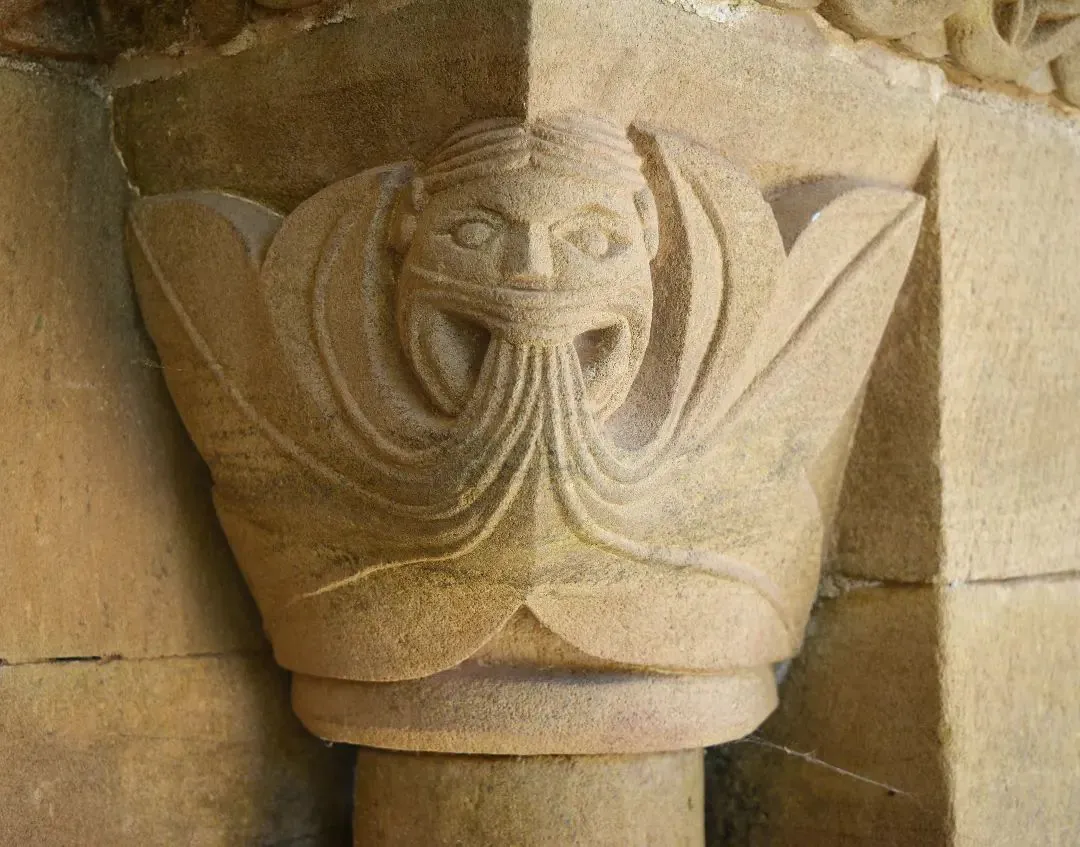 Hombre verde en un capitel de Santa María de Lugás, Villaviciosa.
