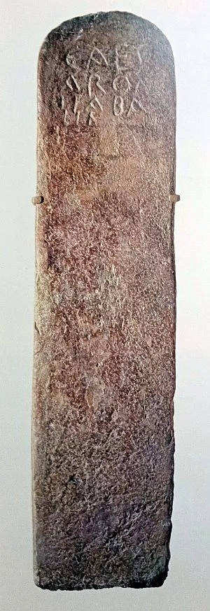 Estela de Cesaron. Procedente de San Miguel de Lillo. Foto de El Libro de Oviedo