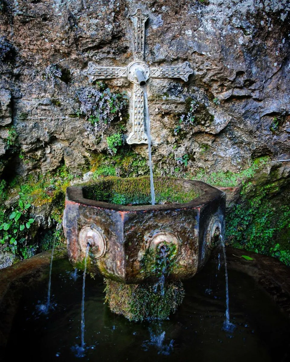 Fuente de los siete caños. Covadonga. Otra que mantiene el poder de hacer encontrar pareja en el año siguiente si se bebe de ella.