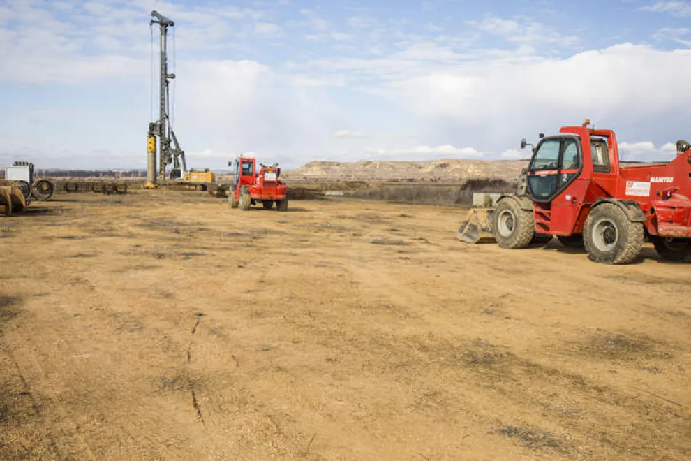 Colocación de los pilones sobre los que va la autovia. Foto diario de León.