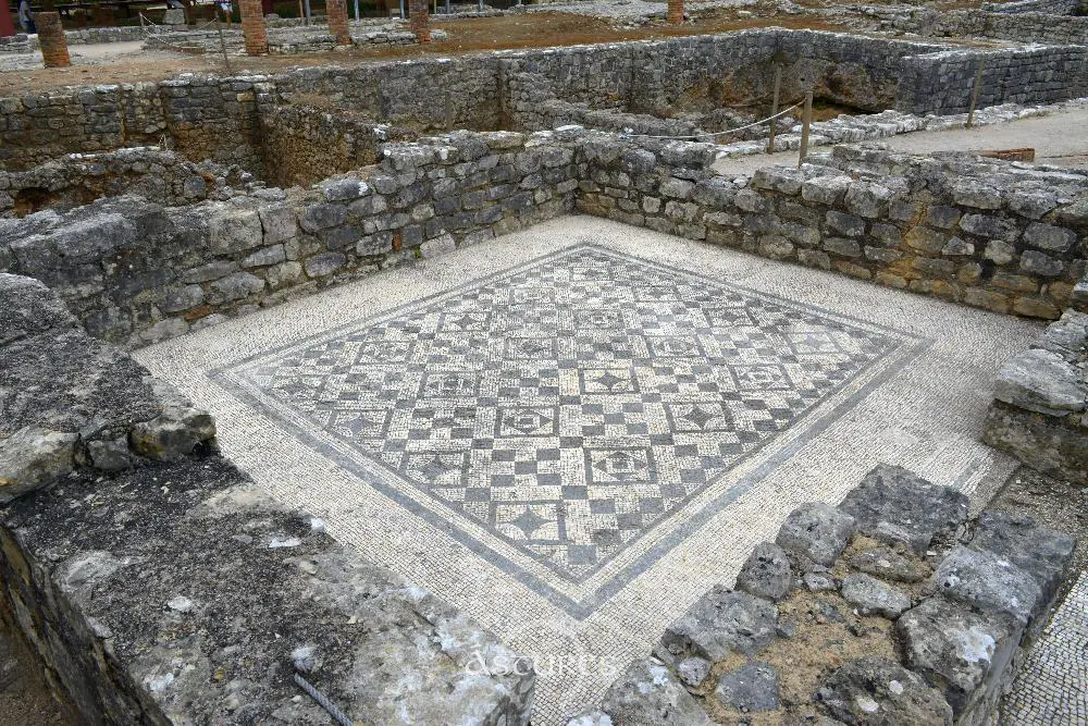 Algunas de las villas urbanas de Conimbriga conservan varios mosaicos de los mejor conservados que he visto. Casa de los esqueletos.