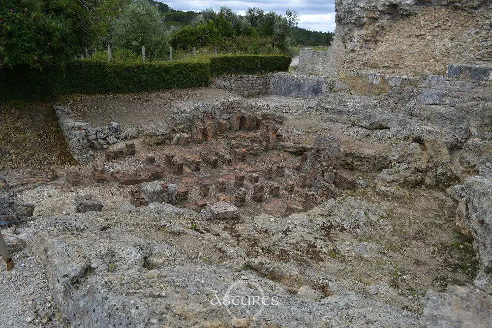 En la ciudad se conservan restos de tres termas. Estas en concreto fueron cortadas por la construcción de la muralla tardo-romana