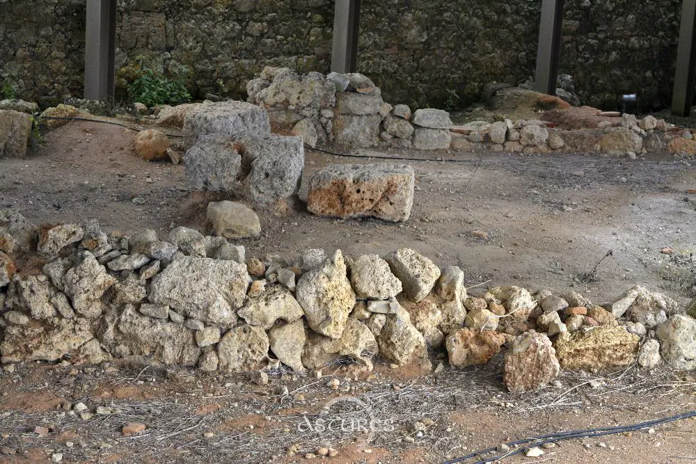 Restos constructivos prerromanos. Son casas de planta cuadrangular. Algunas con patio interior. Se edificaron entre los siglos VI y III a.C.