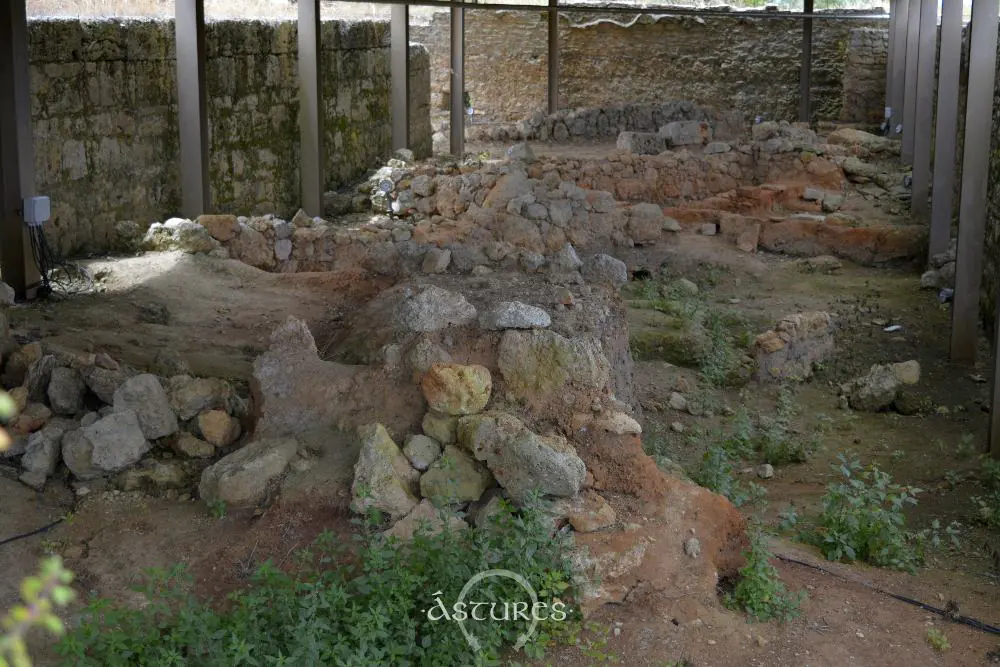 Restos de la ciudad prerromana (turdulos oppidani probablemente) bajo el foro